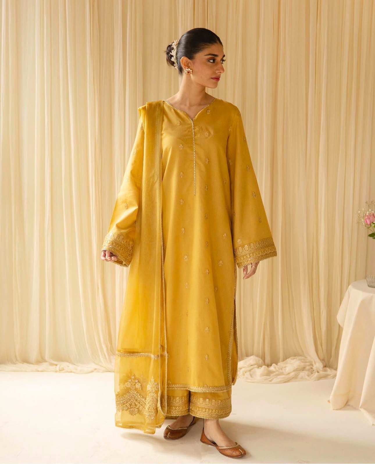 Zard Zareen (Golden)