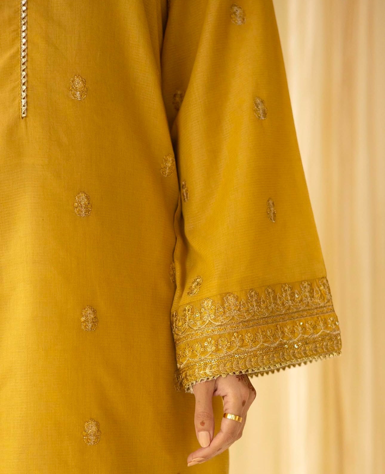 Zard Zareen (Golden)