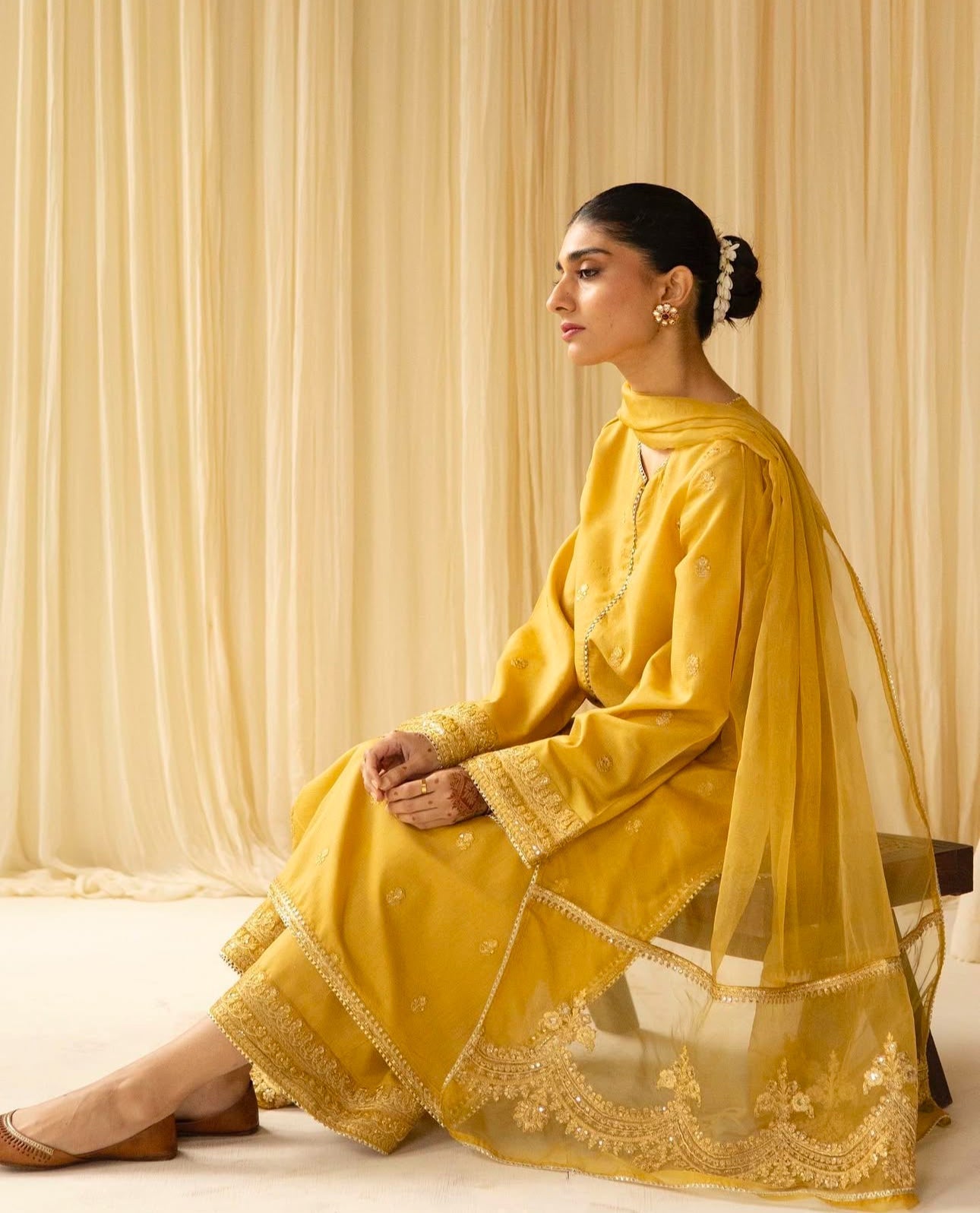 Zard Zareen (Golden)