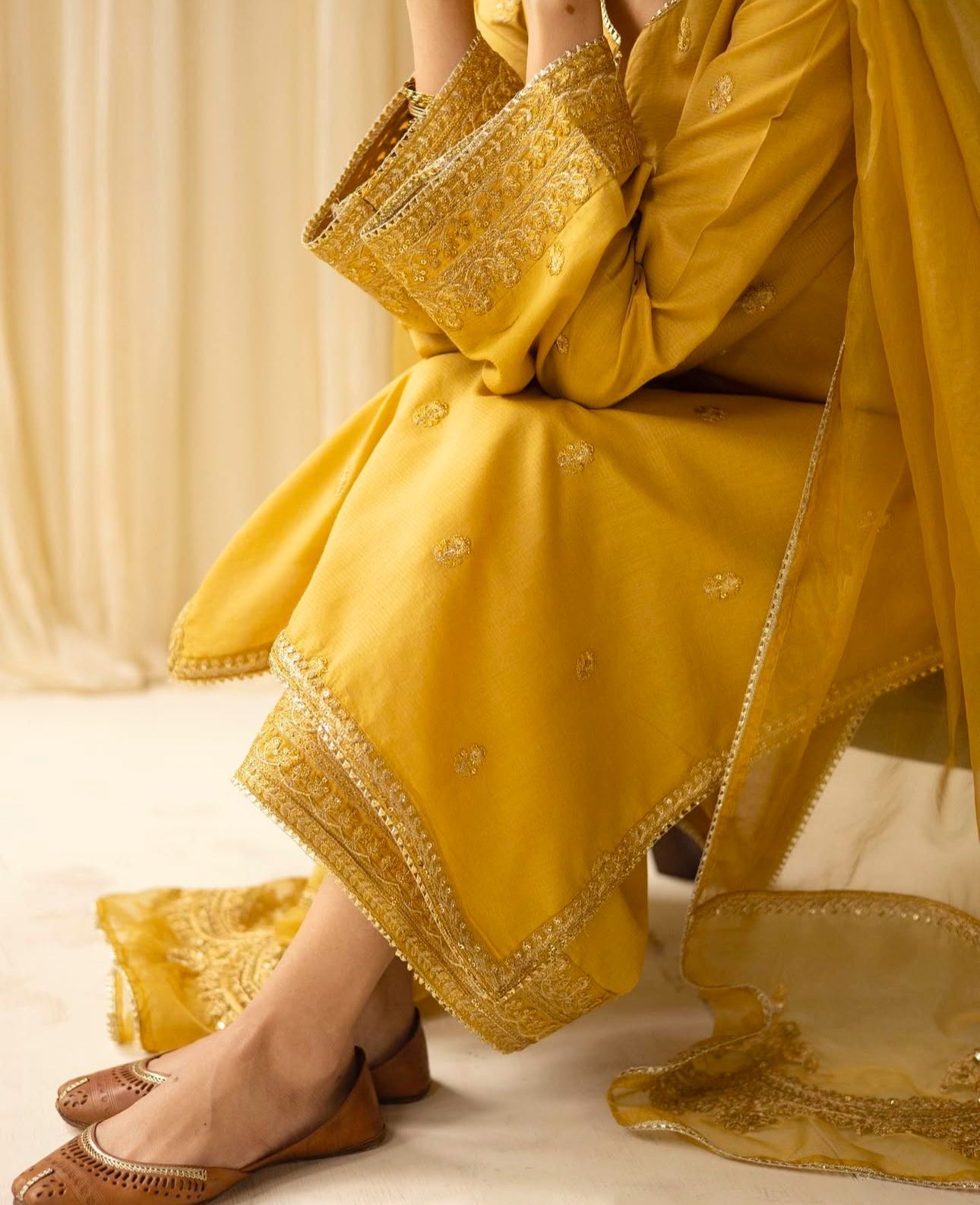 Zard Zareen (Golden)